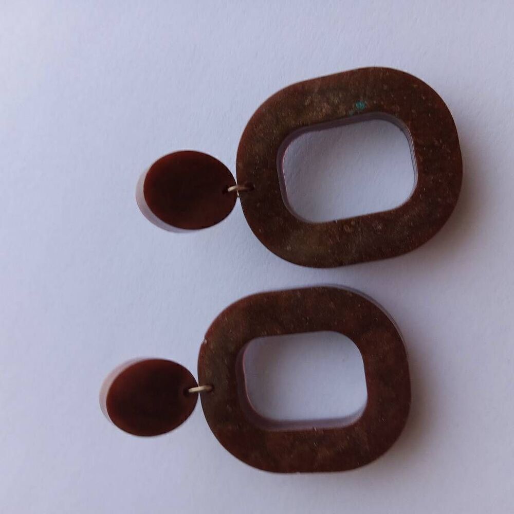 Brown resin oval and stud earrings